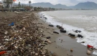 Alanya'da Fırtına Sonrası Sahiller Atıklarla Kaplandı