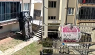 Denizli'de Otomobil Feci Şekilde Apartman Bahçesine Düştü!