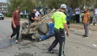 İnegöl'de Otomobil Refüje Çarparak Devrildi: 2 Kişi Yaralandı!