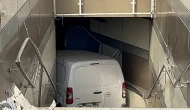 Bursa'da Sıra Dışı Kaza: Lastiği Patlayan Araç Metro İstasyonu Alt Geçidine Girdi!