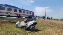 Muş'ta Posta Treni ile Otomobil Çarpıştı Behçet Ardil Yaralandı!