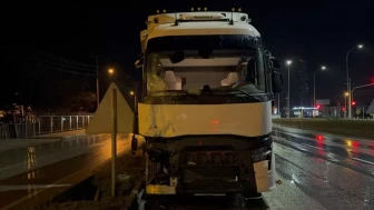 Bolvadin'de Tır-Kamyon Çarpışması: 2 Kişi Yaralandı!