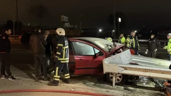 Gebze'de Barikatlara Çarpan Aracın Alev Alması Büyük Panik Yarattı!