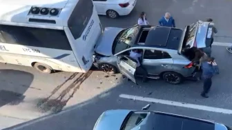 Avcılar'da Trafik Kazası: Otomobilin Otobüse Çarptı!