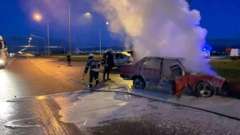 Erzurum'da Otomobil Alev Aldı: İtfaiye Ekipleri Hızla Müdahale Etti!