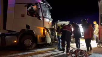 Sivas'ta Meydana Gelen Tır ve Pikap Kazasında 1 Kişi Hayatını Kaybetti