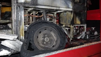 Antalya'nın Kepez ilçesinde bir minibüs alevlere teslim oldu!