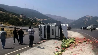 Osmaniye'de Karpuz Yüklü Kamyon Devrildi: Sürücü Yaralandı!