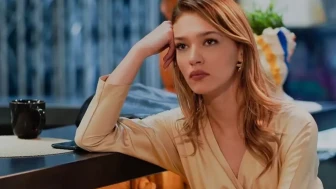Melisa Döngel cesur elbisesiyle sahile damga vurdu!