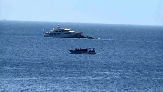 Bodrum Koylarından Birinde Lüks Bir Motoryat Kayalıklara Çarptı!