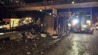 Kağıthane'de Yoldan Geçen Hafriyat Kamyonu Devrildi, Trafiği Felç Etti