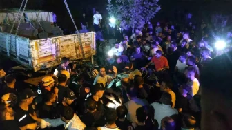 Van'ın İpekyolu İlçesinde Otomobil Tıra Çarptı: 2 Kişi Öldü!