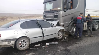 Nevşehir'de otomobil tıra çarptı: Münevver Ünlü öldü, 3 yaralı