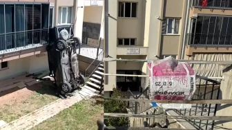 Denizli'de Otomobil Feci Şekilde Apartman Bahçesine Düştü!