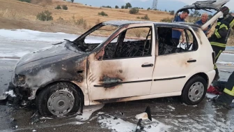Denizli'de Araba Alev Alev Yandı! Çevredekiler Şaşkına Döndü!