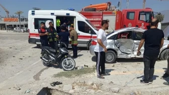 Hatay Antakya'da İki Otomobil Çarpıştı: 2 Kişi Yaralı!