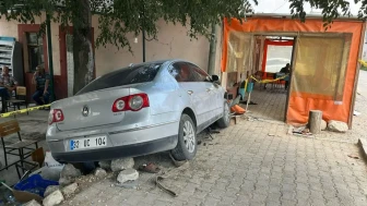 Kahvehaneye Dalıp Can Aldı: Isparta Senirkent'te Otomobil Kazası!