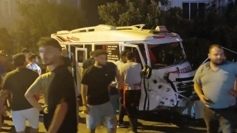 Aydın Efeler'de Kaza: 5 Yaralı, Polis Kulak Memesini Hastaneye Taşıdı