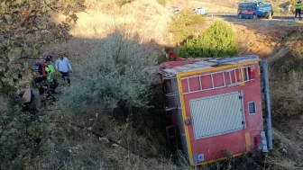 Elazığ'da Yangına Giden İtfaiye Aracı Devrildi: 2 İtfaiyeci Yaralandı!