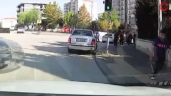 Ankara'da Kontrolden Çıkan Otomobil Lise Duvarına Çarptı: Öğrenci Son Anda Ölümden Kurtuldu!
