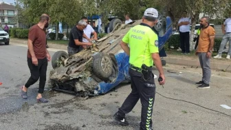 İnegöl'de Otomobil Refüje Çarparak Devrildi: 2 Kişi Yaralandı!