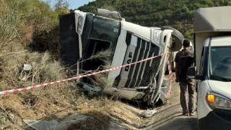 İstanbul Arnavutköy'de Hafriyat Kamyonu Devrildi: Yağış Kazaya Neden Oldu!
