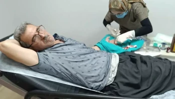Adana'da Kebapçı Eyüp Davşan Karpuz Keserken Parmak Kesti!