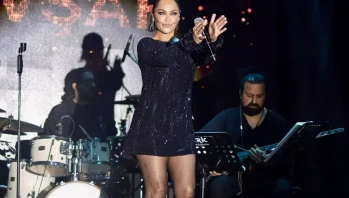 Hülya Avşar'dan Ayvalık'ta Dikkat Çeken Paylaşım: Bikinisiyle Zemin Boyadı!