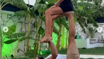 Pınar Altuğ 50 Yaşında Çeşme'de Yoga Şovu Yaptı