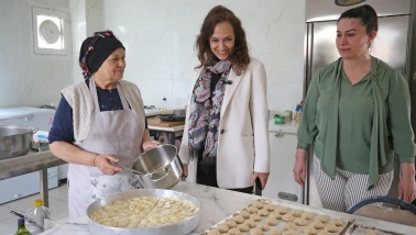 Karşıyaka Belediye Başkanı Yıldız Ünsal'dan üreten kadınlara destek!