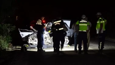 Adana Ceyhan'da araç hurdaya döndü, 4 kişi yaralandı!
