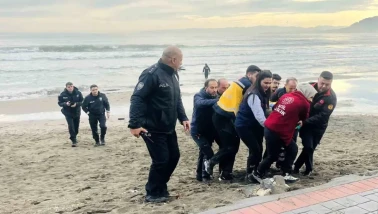 Ordu Ünye'de Denize Atlayan Kadın İtfaiye Ekiplerince Kurtarıldı