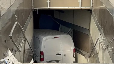 Bursa'da Sıra Dışı Kaza: Lastiği Patlayan Araç Metro İstasyonu Alt Geçidine Girdi!