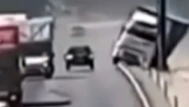 Döşemealtı'nda TIR Kazası: Güvenlik Kamerası Görüntüleri Kazanın Boyutlarını Gözler Önüne Serdi!