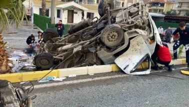 Edremit Altınoluk’ta Feci Trafik Kazası: Bariyerlere Çarpan Araçta 2 Ölü