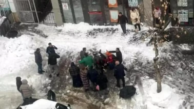 Bingöl'de Çatıdan Düşen Kar Kütlesi Kadını Hayattan Kopardı