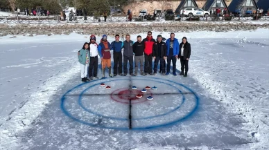 Erzincan'da Buzda Curling Keyfi