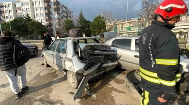 İzmit'te Meydana Gelen Zincirleme Trafik Kazasında 2 Kişi Yaralandı