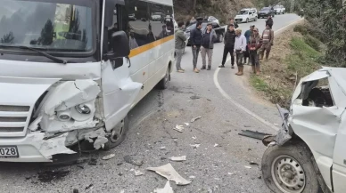Antalya'da Öğrenci Servisi Feci Şekilde Kamyonetle Çarpıştı!