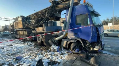 Bolu'da Tır Felaket Şekilde Sinyalizasyon Direğine Çarptı!