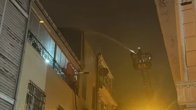 Fatih'te Bir Apartmanın Çatı Katında Çıkan Yangın Korkuttu!