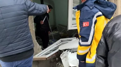 Hakkari'de Park Halindeki Araç, Ev Duvarına Çarptı ve Yıkıldı!
