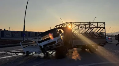 Kayseri'de Kamyonet ile Otomobil Felaket Bir Şekilde Çarpıştı!