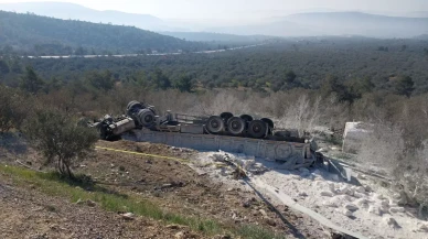 Şarampole devrilen tırdaki 2 kişi feci şekilde can verdi!