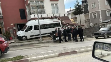 Tokat'ta Park Halindeki Minibüs Feci Şekilde İş Yerine Girdi!