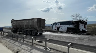 Tır yolcu otobüsüne arkadan çarptı! Şoför kabini dorseden ayrıldı