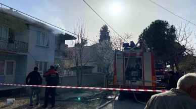Denizli'nin Çardak İlçesinde Bir Ev Alev Alev Yandı!