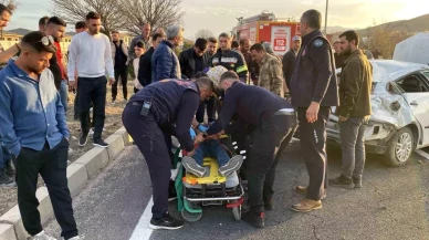Elazığ'da bir aracın takla atması sonucu sürücü araçta sıkıştı!