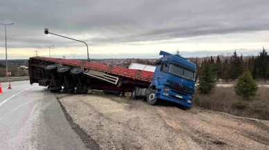 Kırıklareli Lüleburgaz'da Tır Felaket Şekilde Yan Yattı!