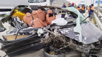 Amasya'da Feci Kaza: Önce tıra sonra bariyerlere çarptı!
